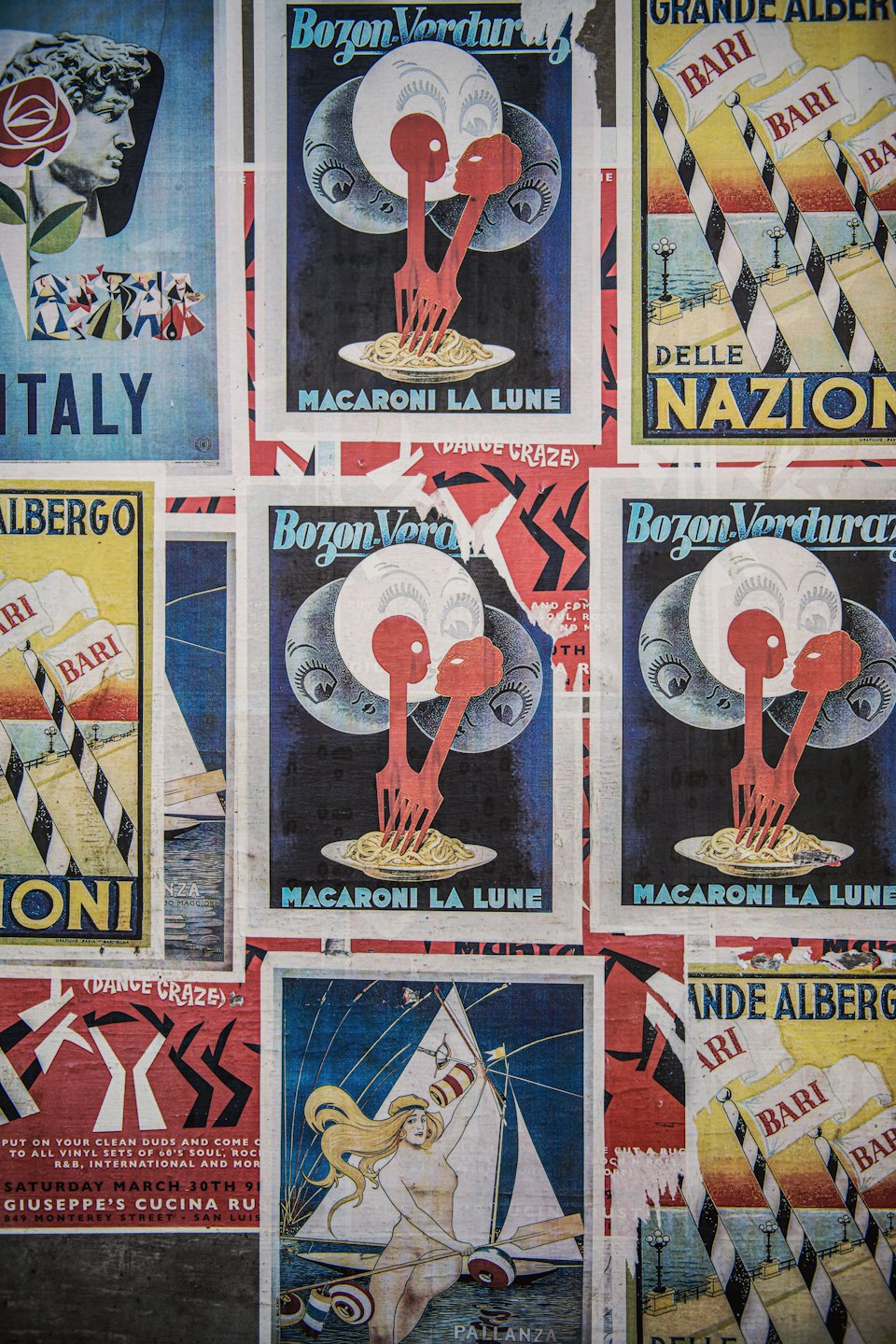Manifesti italiani vintage strappati con pubblicità di maccheroni e viaggi.