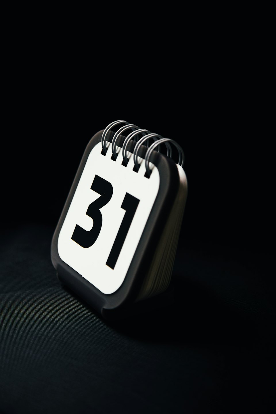 Calendario da scrivania minimalista con rilegatura a spirale che mostra il numero trentuno.